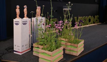 Klimapreis 2026 - Preisskulptur und Blumenkiste im Filmmuseum