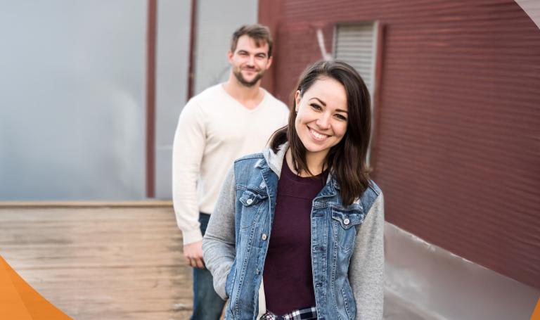 2 Personen lächeln in die Kamera