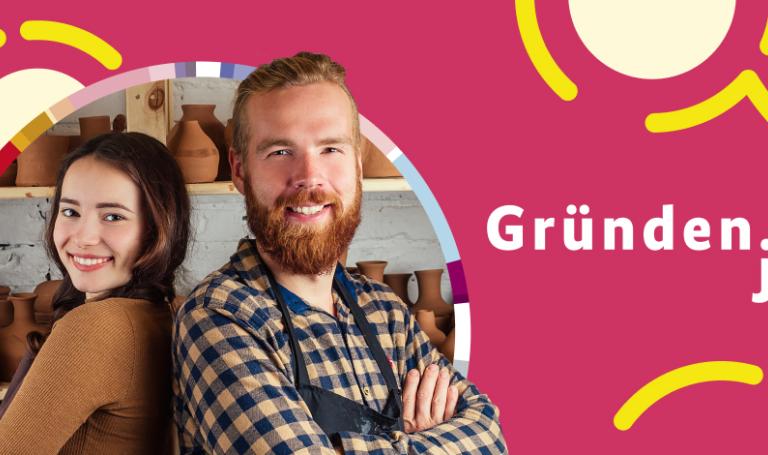 2 Personen lächeln in die Kamera vor einem Regal mit Tongefäßen